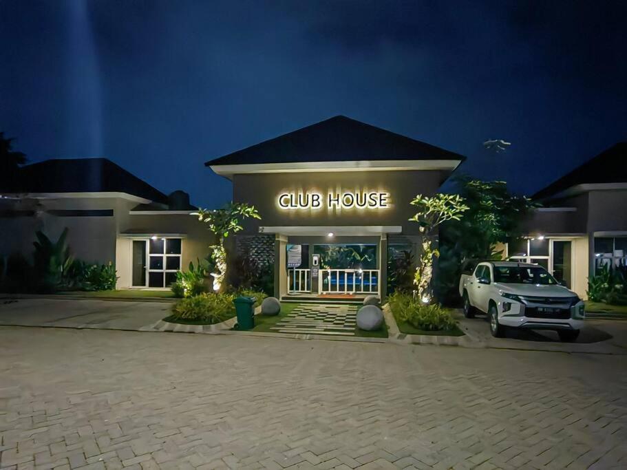 Sweet Tenayan Staycation Near Mall Sudirman Whole House Pekanbaru