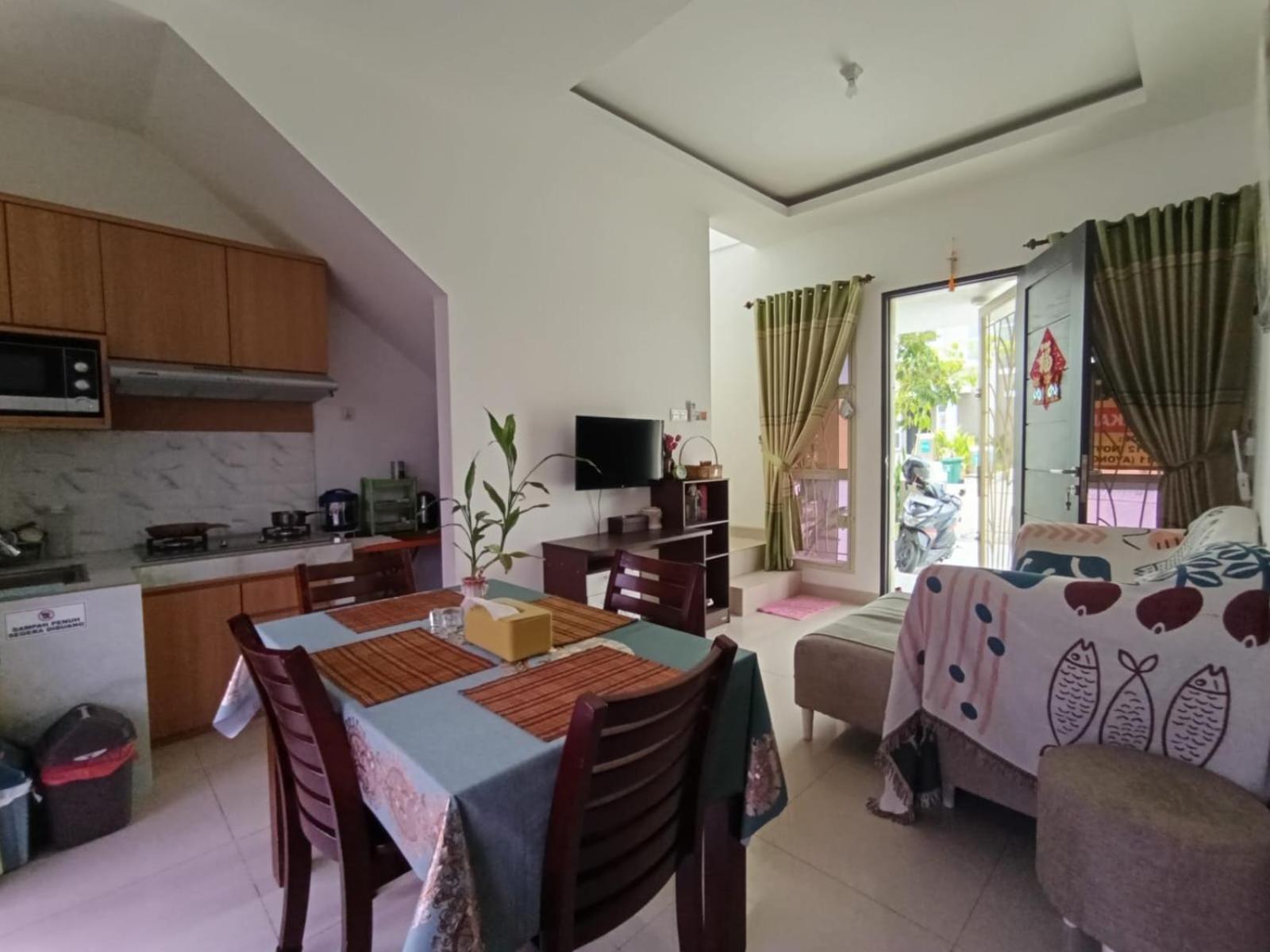 Sweet Tenayan Staycation Near Mall Sudirman Whole House Villa